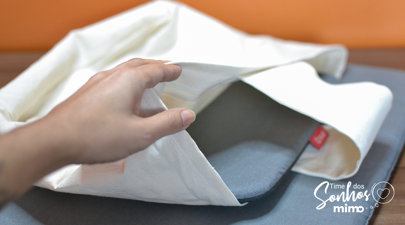 Coloque a sua base de termo transferência ou uma toalha dentro da bolsa pra compensar as costuras e excesso de tecido