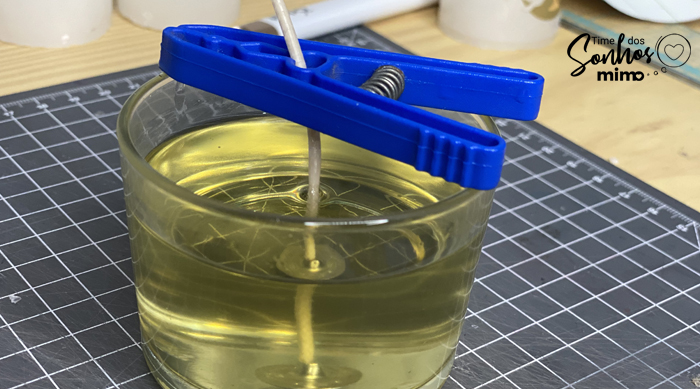 Colocando o líquido no Copo - Panela para DIY- Como Personalizar Velas