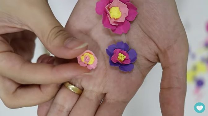 Use e abuse da criatividade para fazer as flores de papel