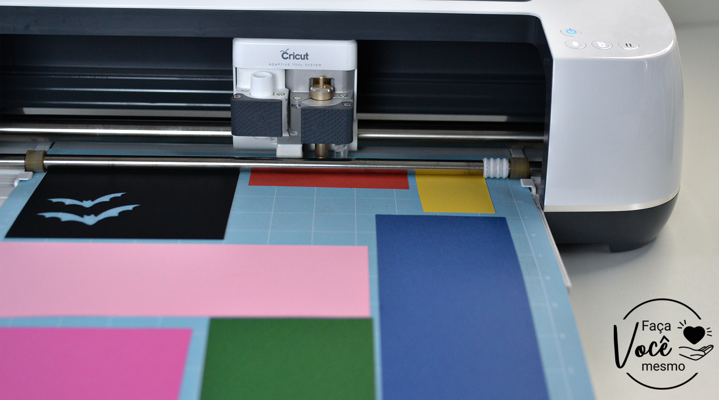 Organize os retalhos pra cada formato e use o mesmo tipo de papel na base de corte