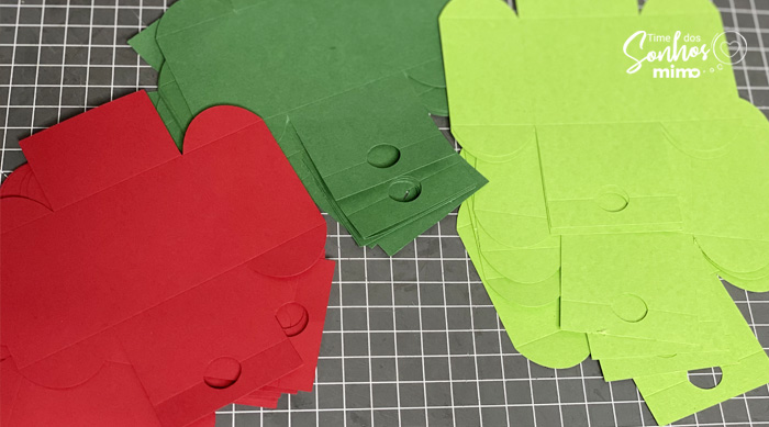 Corte o recheio das gavetas com os papéis Color Pop da Mimo