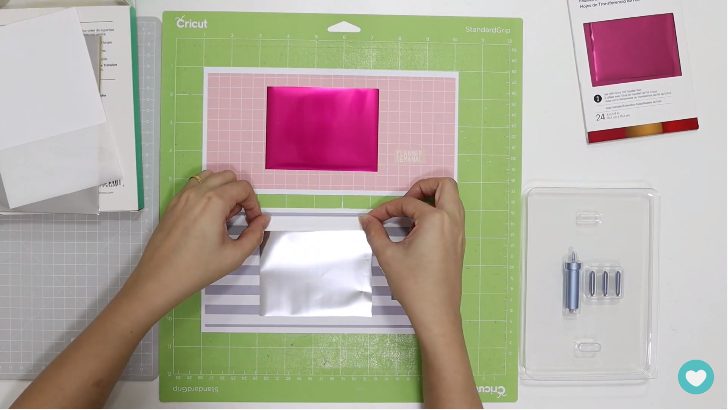 Usando o Kit de Ferramenta de Foil para a aplicação nas capas