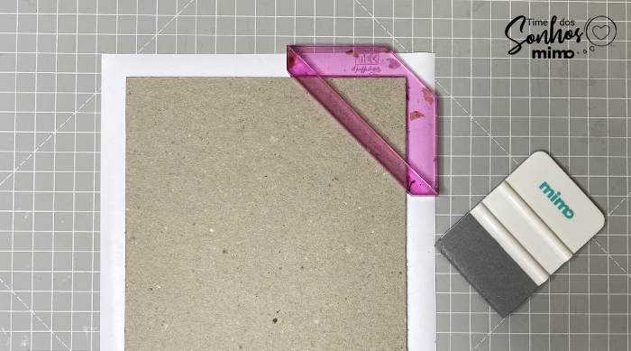 Colando o adesivo holográfico para a capa do caderno de receitas