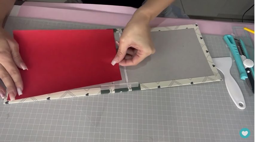Colando o papel colorido Mimo para fazer o acabamento interno