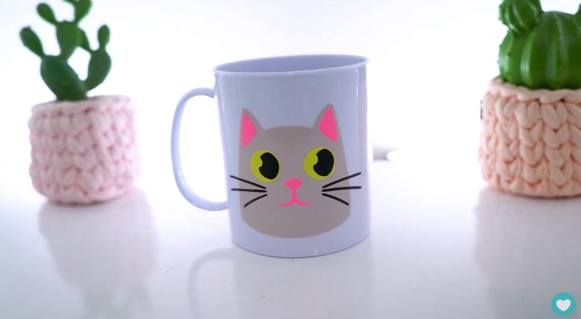 Resultado da caneca personalizada com o adesivo vinil que muda de cor com a temperatura