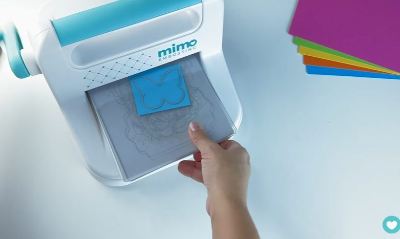 Fazendo o corte do papel na Mimo Embossing