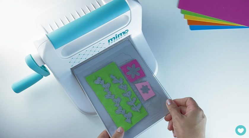 Posicionando os retalhos de papel na Mimo Embossing