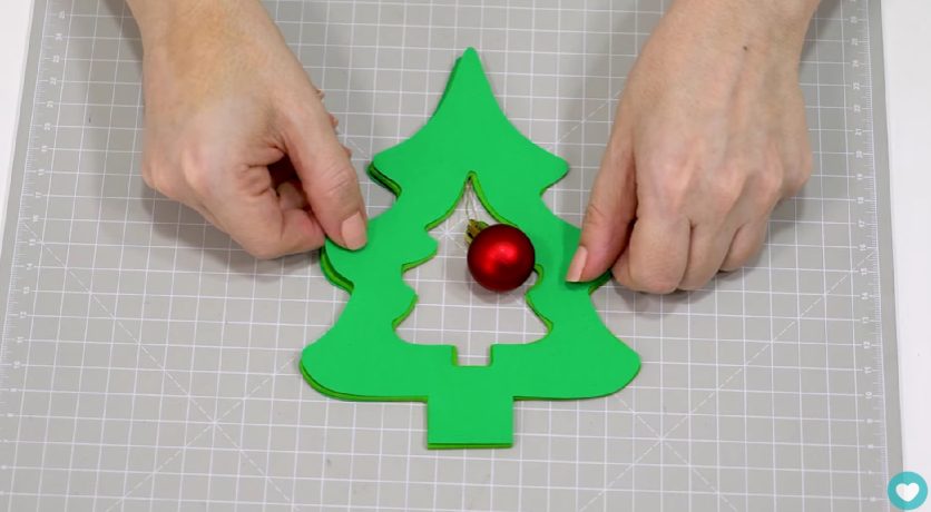 Montando a árvore de natal feito com papel