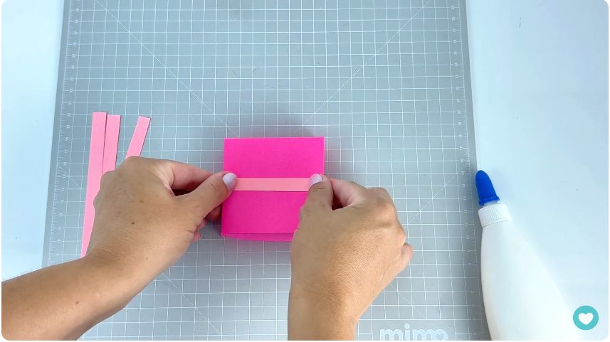 decorando a caixinha de papel para artesanato