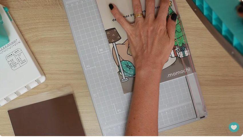 Cortando papel plastificado com Guilhotina A4 Mimo