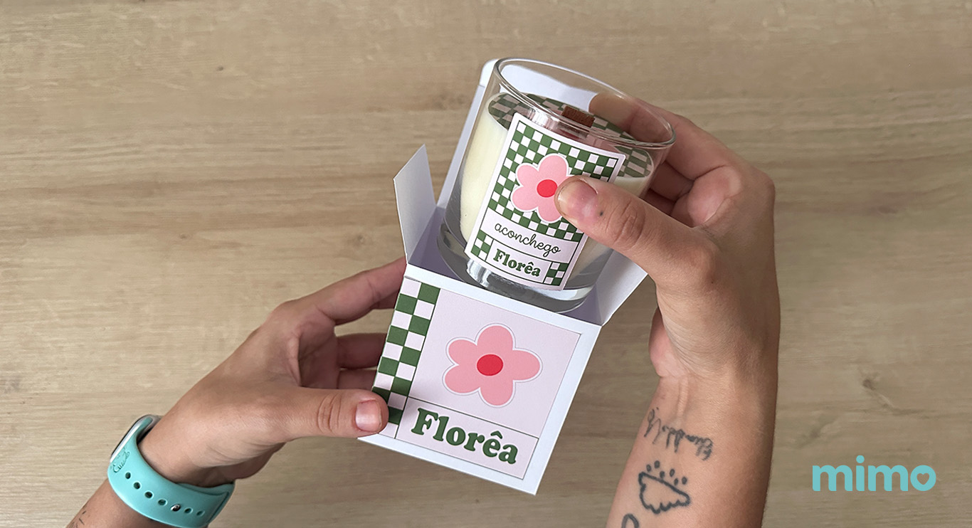Colocando a vela nas embalagens personalizadas