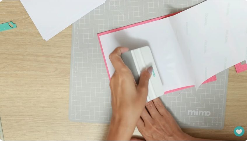 guarda da capa foi finalizada com adesivo branco tipo couchê