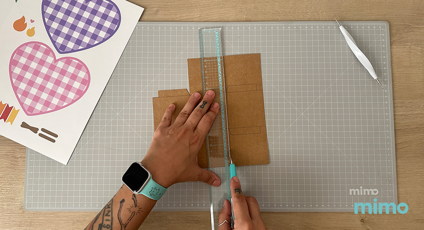 Recortando os excessos do Papel Kraft com o Estilete Para Scrap
