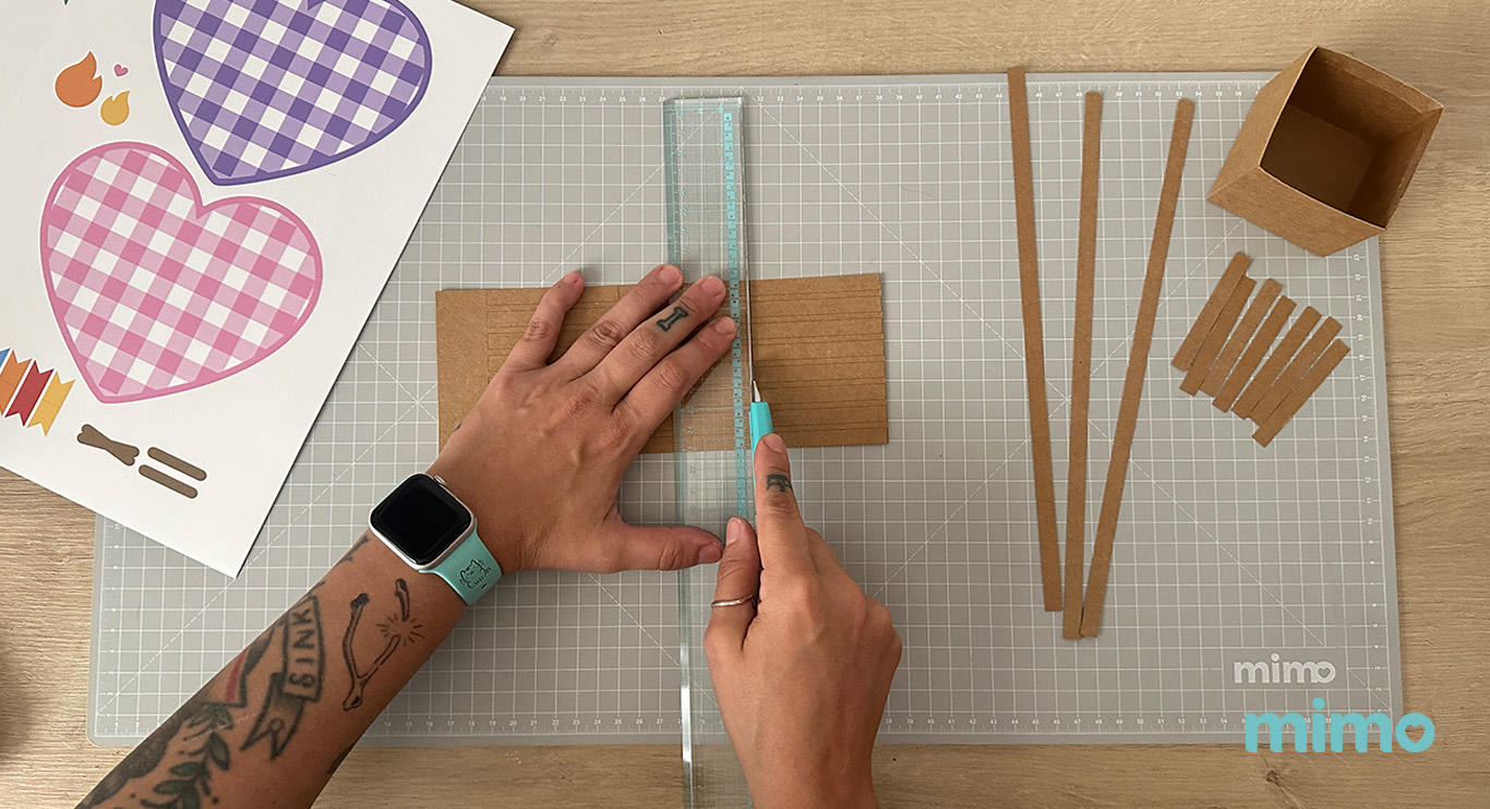 Recortando o Papel Kraft para decorar a cesta 