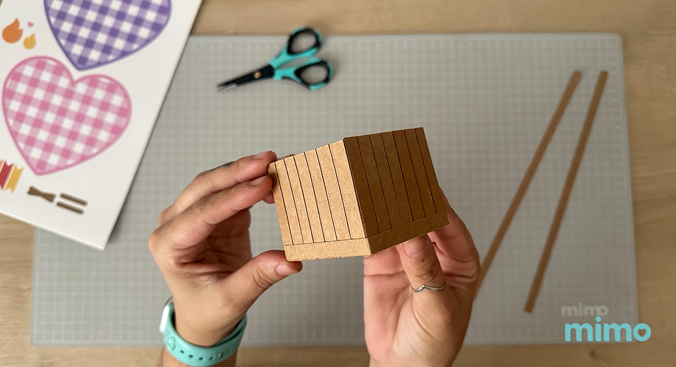 Resultado do enfeite de mesa com os detalhes em papel