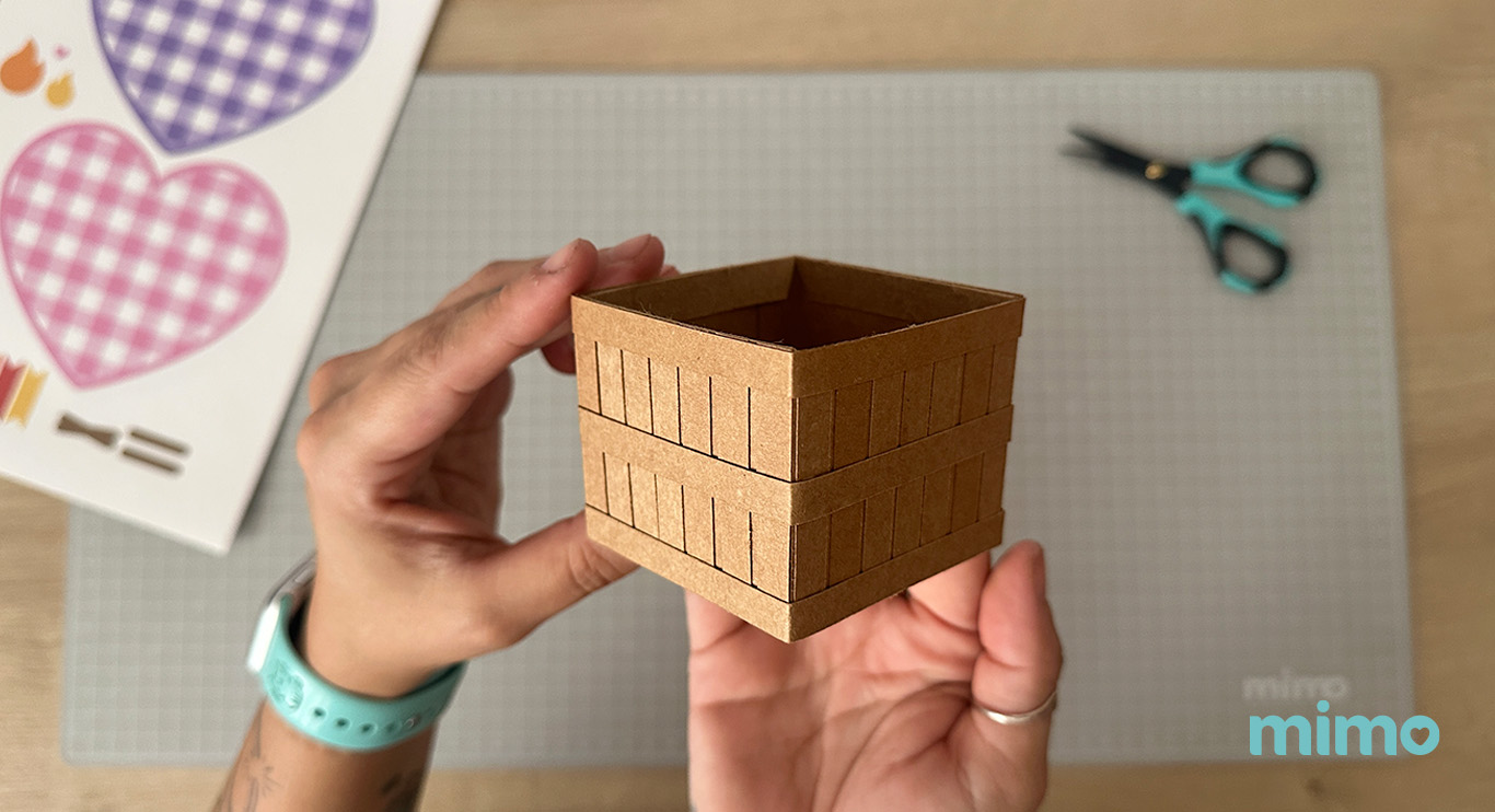 Resultado do enfeite de mesa com os detalhes em papel
