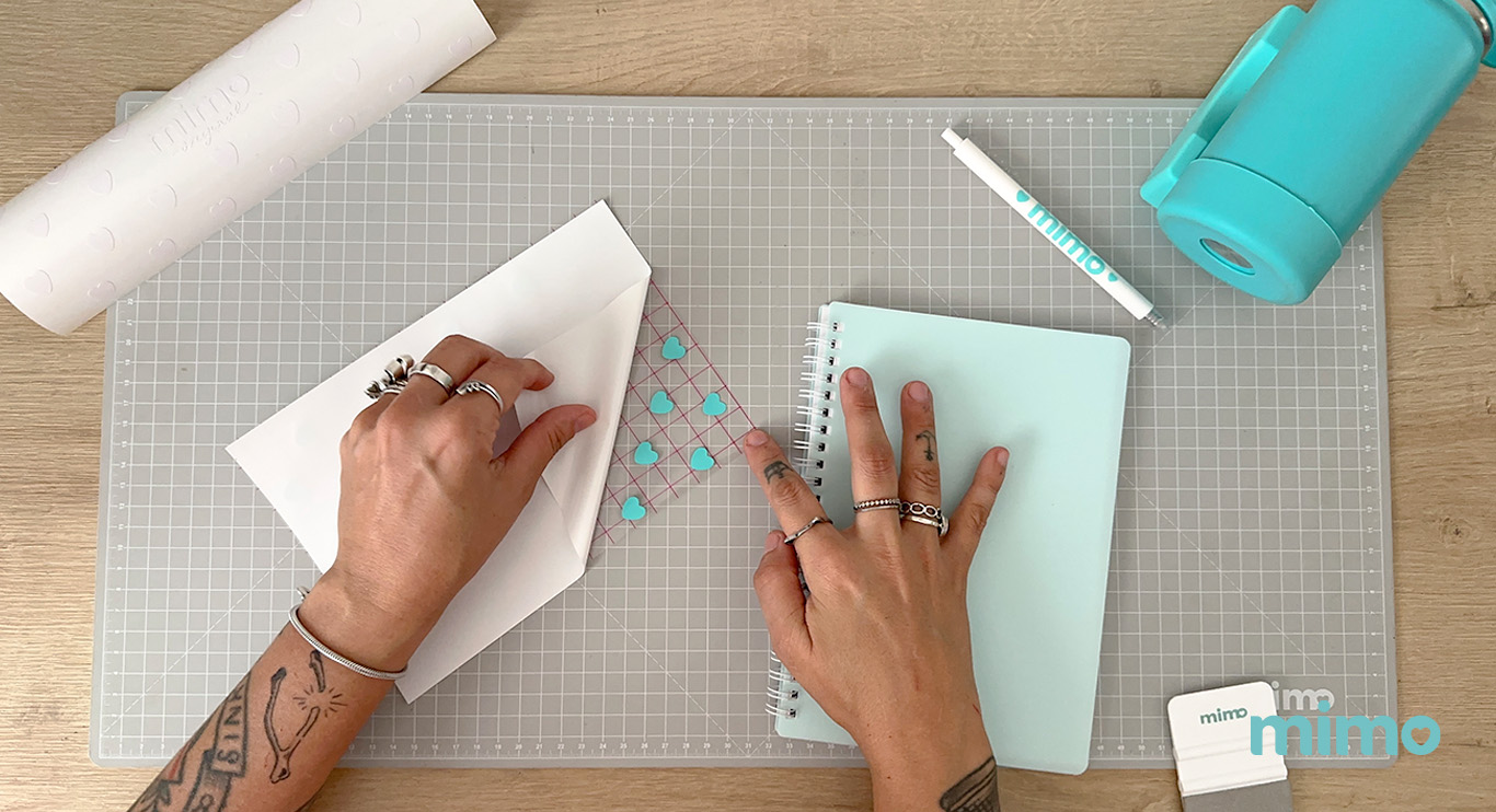 Retirando parte do liner para fazer a aplicação no caderno