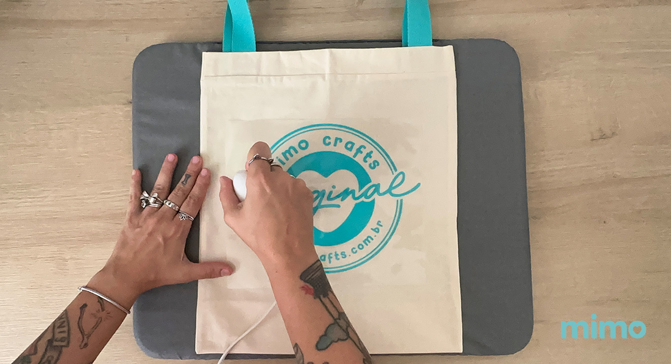 Aplicando transfer na ecobag com a prensa térmica