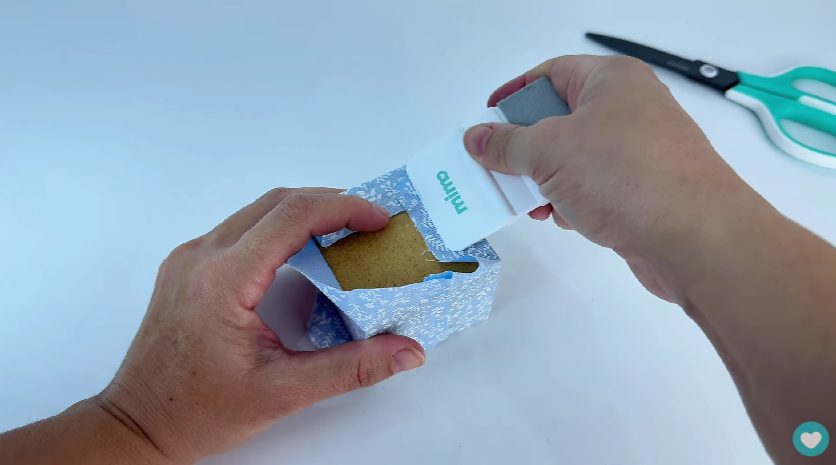 Colando o tecido para fazer o fundo da caixa MDF