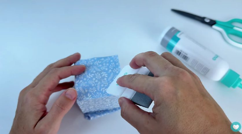 Colando o tecido para fazer o fundo da caixa MDF