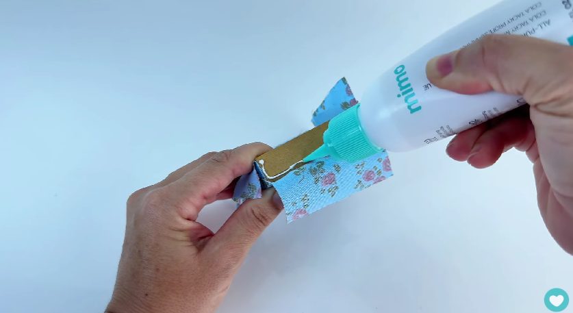 Colando as laterais do tecido com a melhor cola para artesanato