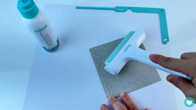 Espalhando a cola com o Rolo de Borracha