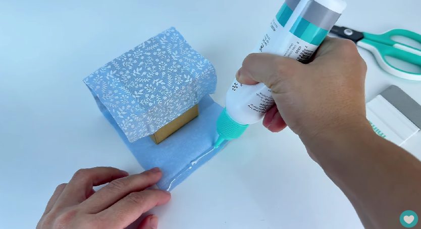Passando cola para fazer o acabamento no tecido