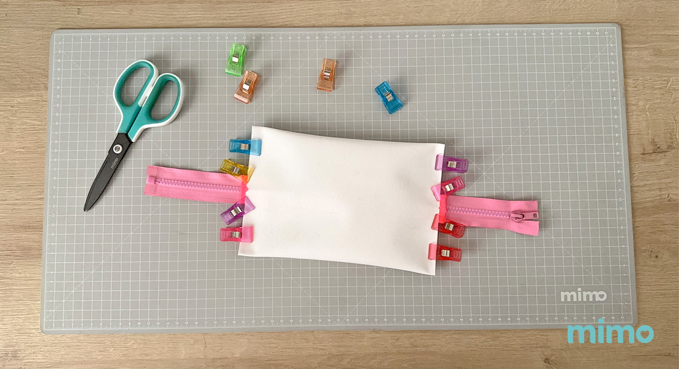 Colocando os grampos para costurar a necessaire 