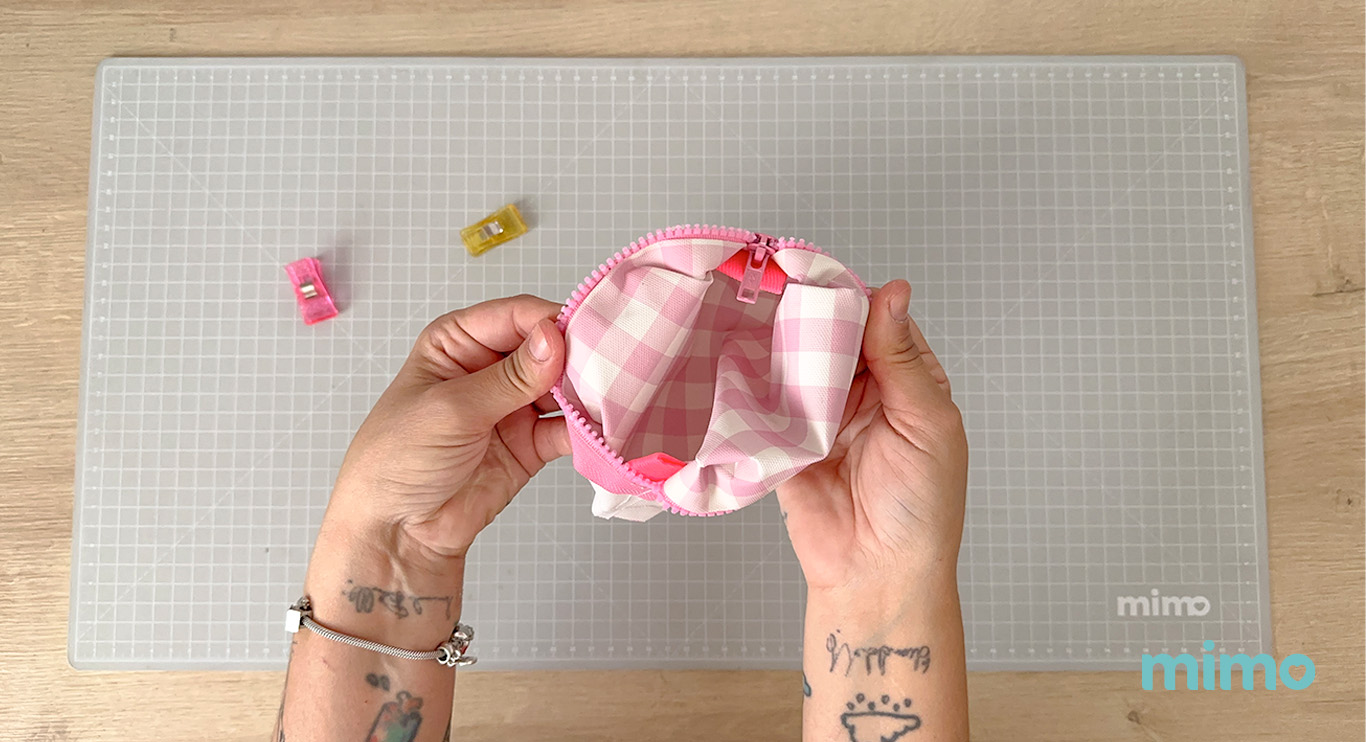 Desvirando a necessaire após costurar 