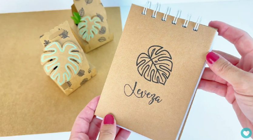 Bloquinho de papel finalizado com o Papel Kraft Adesivo Mimo