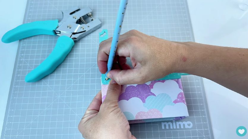 Fazendo a marcação do ilhós com a Régua 5 em 1