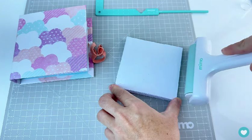 Espalhando a cola no bloco de papel com o Rolo Multiuso