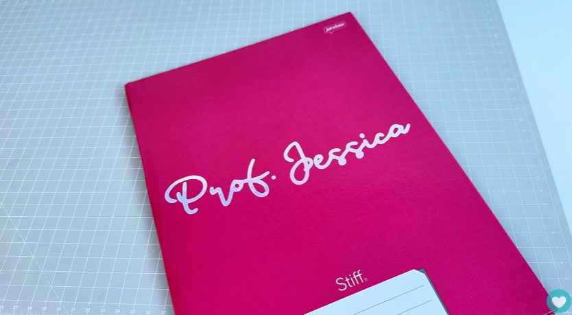 Adesivo vinil aplicado no caderno