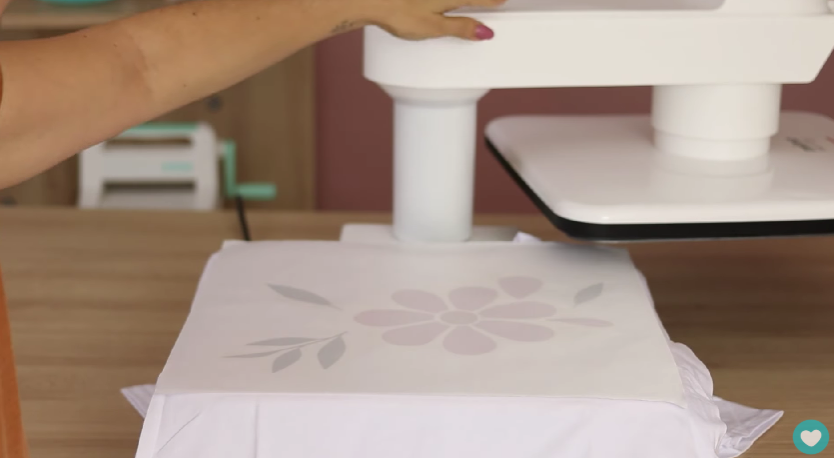 Aplicação de transfer sendo feita Mimo Pressing Pro