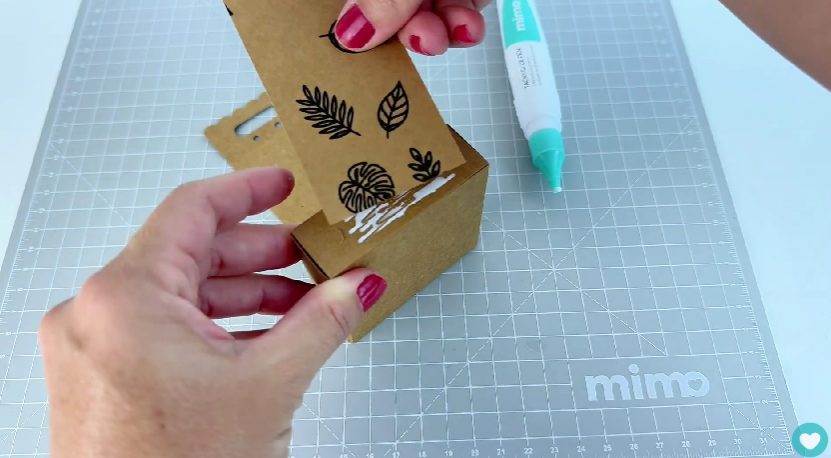 Colando o Papel Kraft com a Cola Tacky Mimo
