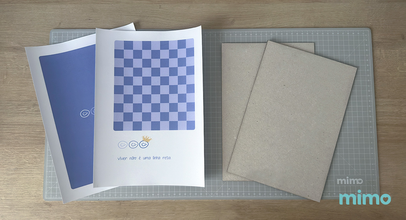 Folhas e papelão holler para a montagem das capas