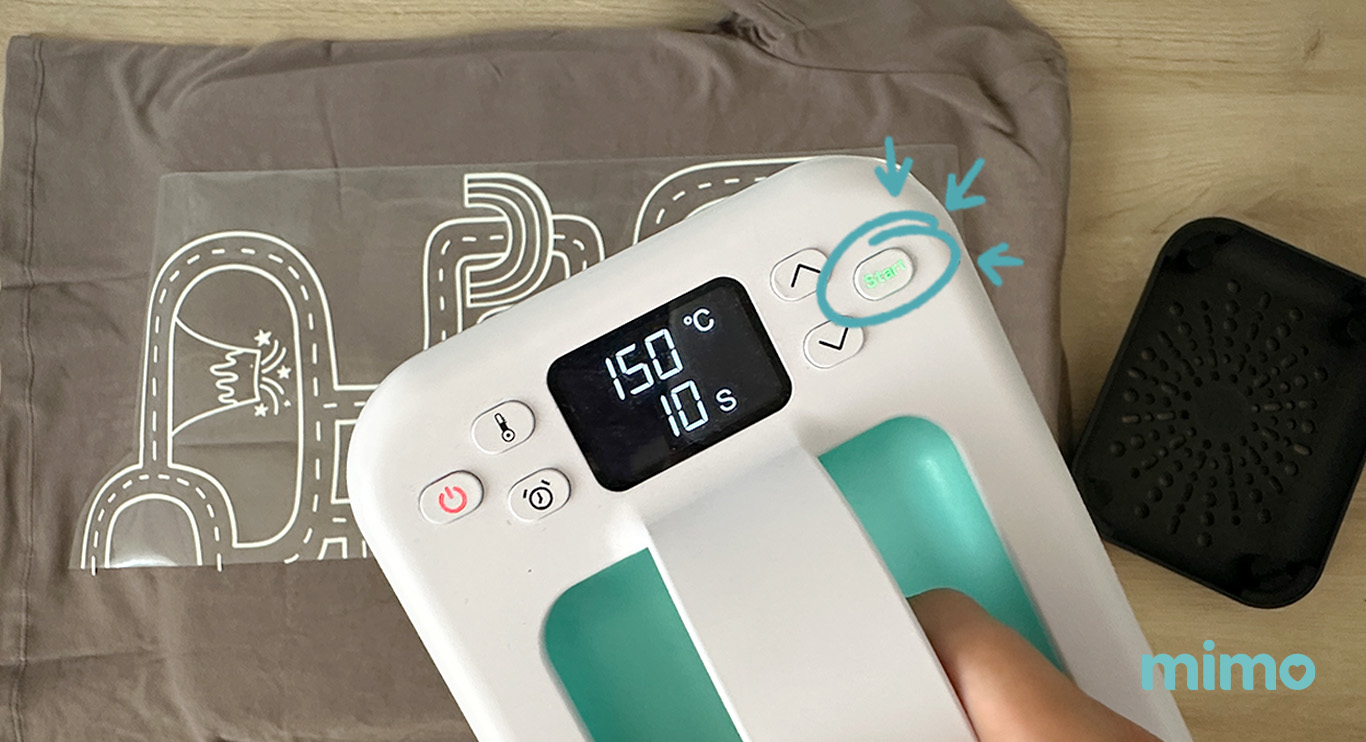 Posicionando a Prensa Térmica Mimo pressing para fazer a aplicação do transfer