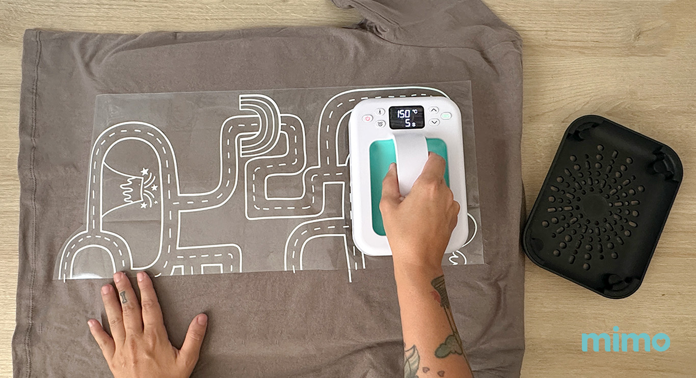 Passando a Prensa Térmica Mimo Pressing para customizar a roupa com estamparia