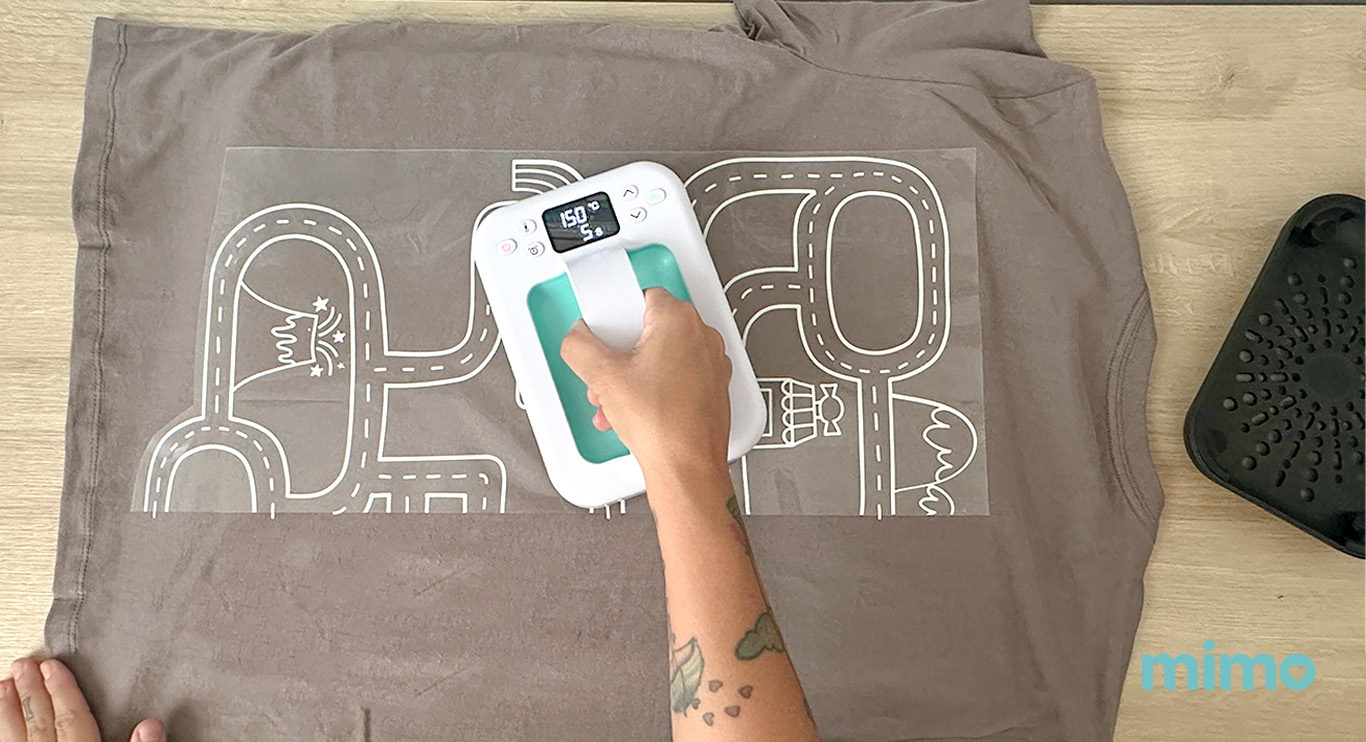 Passando a Prensa Térmica Mimo Pressing para customizar a roupa com estamparia