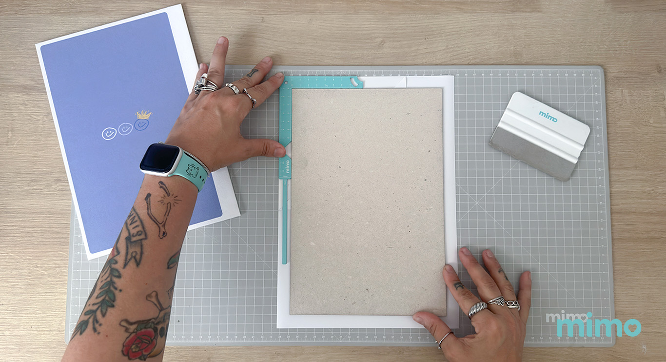 Posicionando o papel com a Régua 5 em para fazer a encadernação