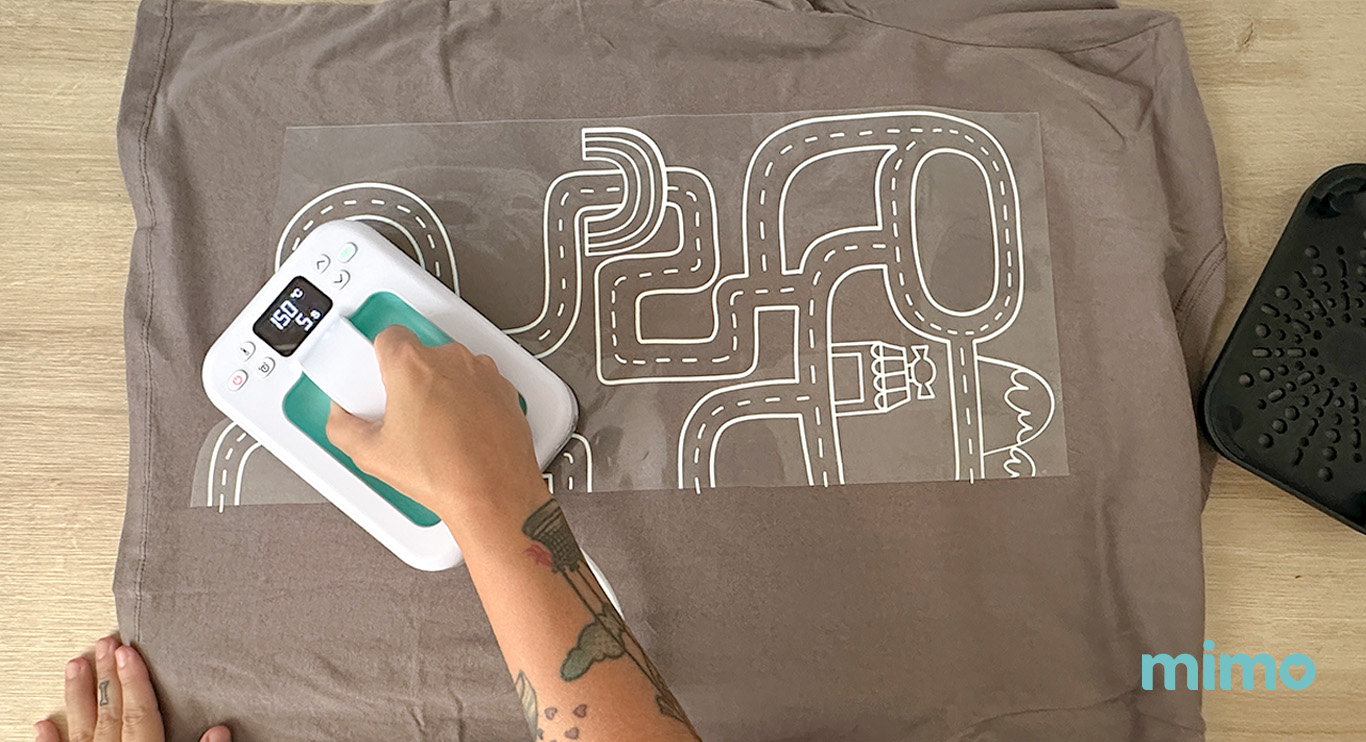 Passando a Prensa Térmica Mimo Pressing para customizar a roupa com estamparia