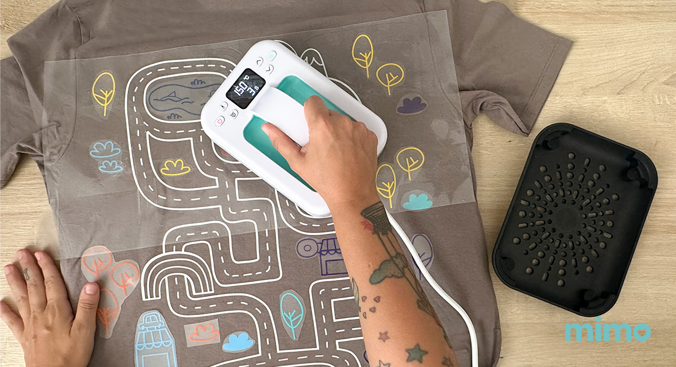 Passando a Prensa Térmica Mimo Pressing para customizar a roupa com estamparia