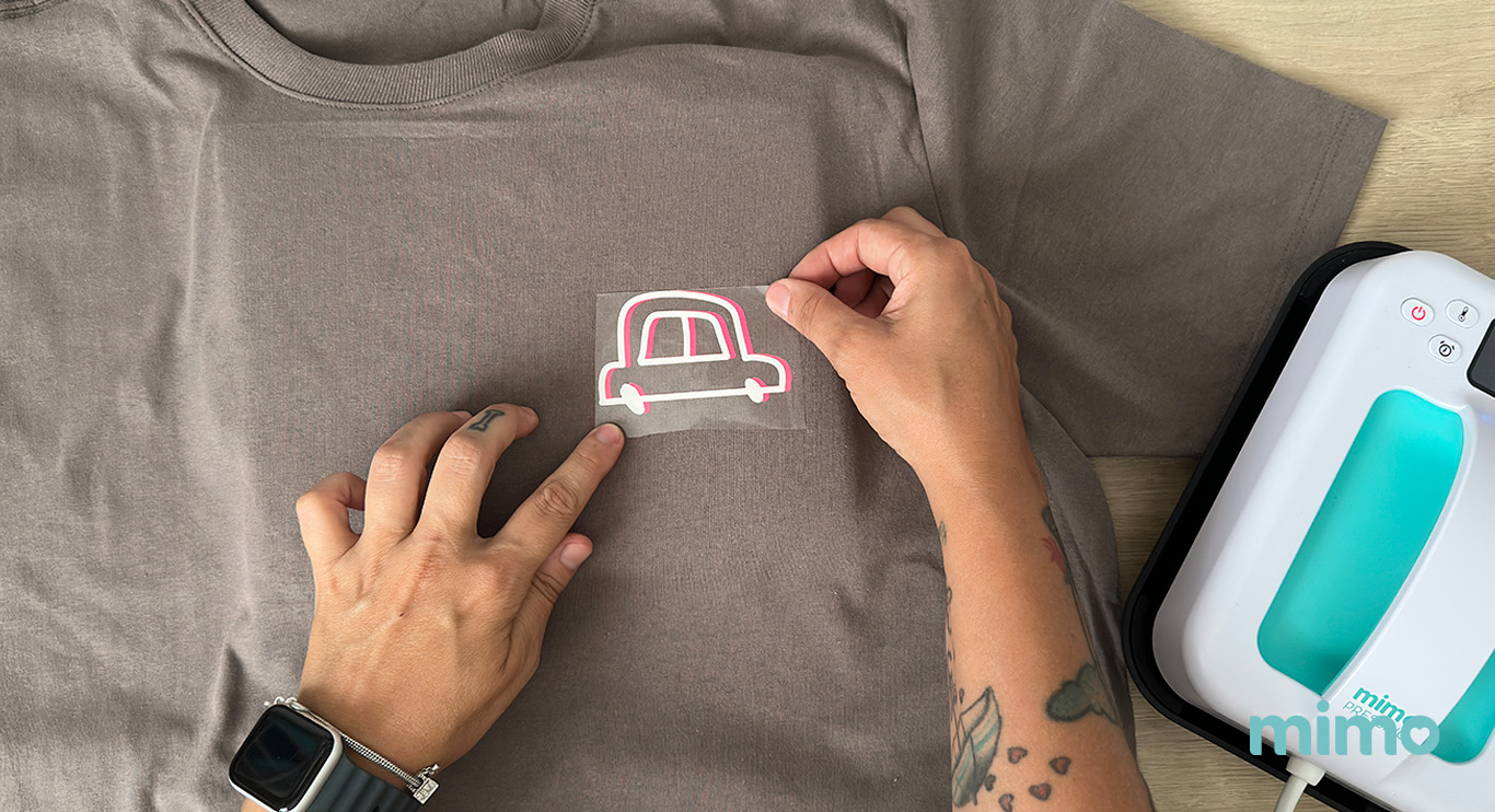 Aplicando o tranfer na frente da camisa