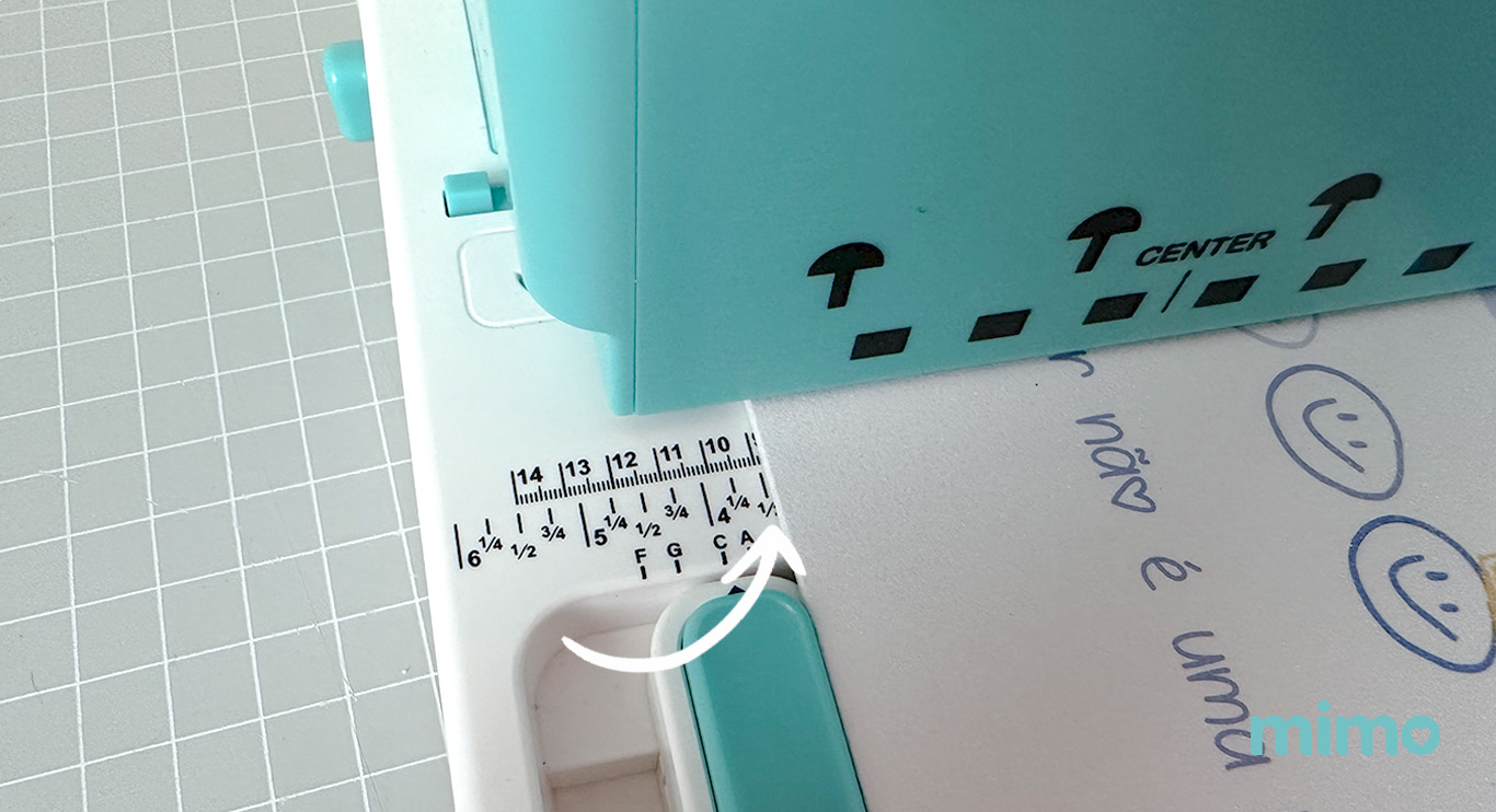 Posicionando a folha para fazer a encadernação na Mimo Binding 2
