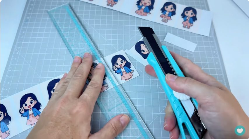 Cortando papel plastificado para jogo da memória
