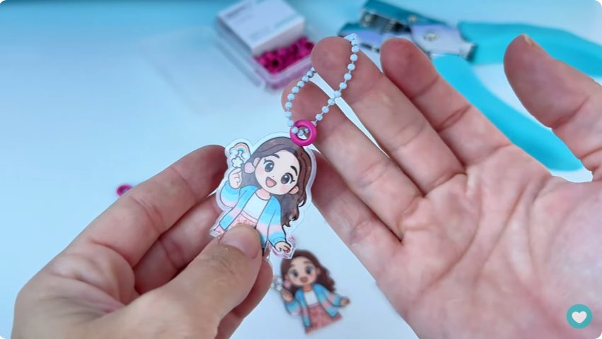 Chaveiro feito com papel plastificado