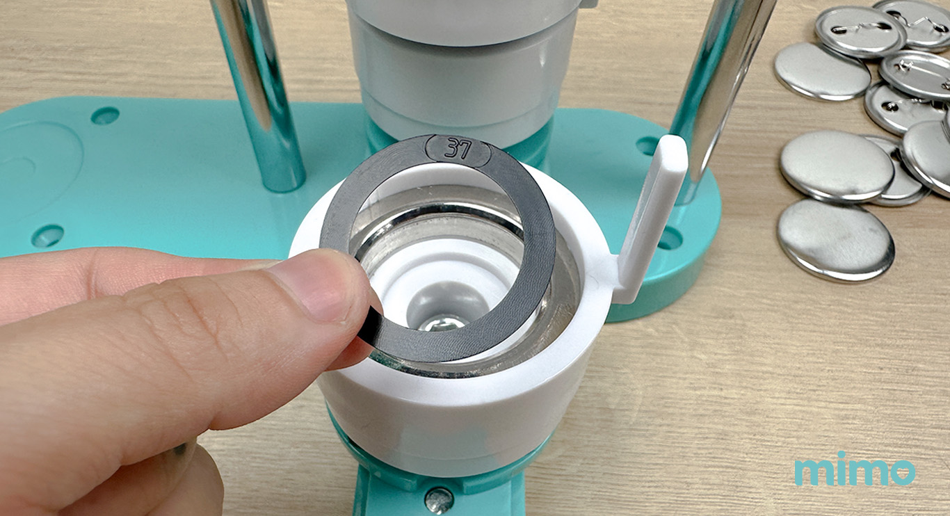 Argolinha preta da máquina de bottons