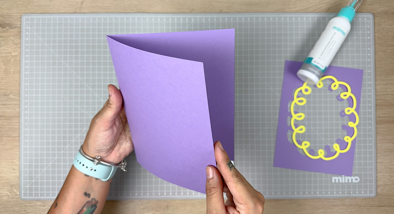 Papel dobrado para fazer o cartão Papel dobrado para fazer o cartão