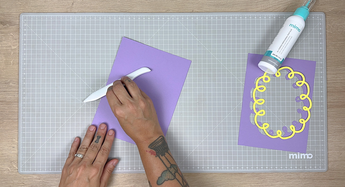 Passando o vincador na dobra do papel Passando o vincador na dobra do papel