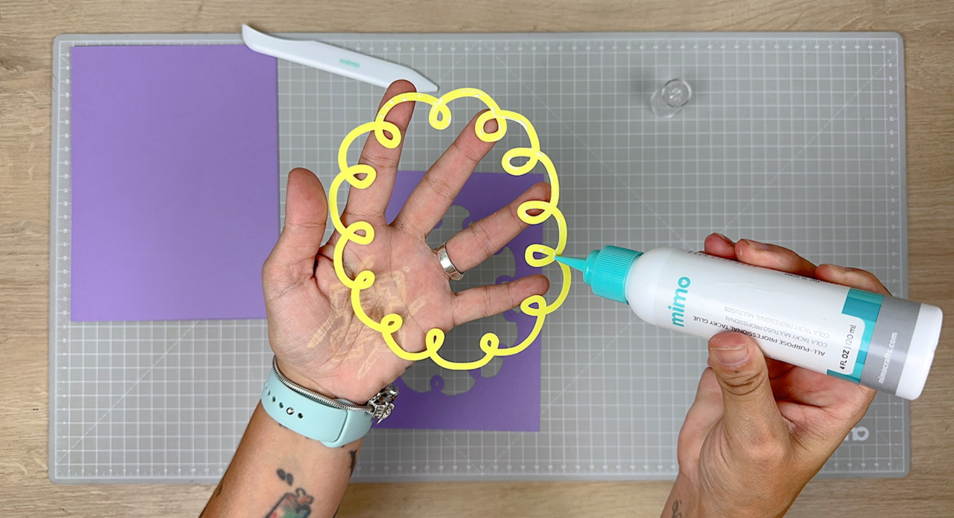 Passando a Cola Tacky na moldura Passando a Cola Tacky na moldura